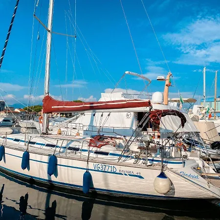 Per Vivere Un'Esperienza Diversa Dalla Solita Casa Botel Viareggio
